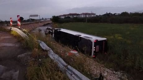 Manisa'da yolcu otobüsü devrildi: Çok sayıda yaralı var