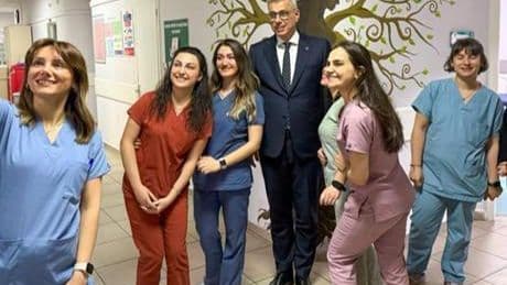 Bakan Memişoğlu görevi başındaki ebelere ziyaret