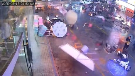 Passanten flüchten panisch - Tornado wirbelt Tische und Stühle durch die Luft