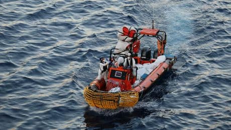 Lampedusa, tre cadaveri sbarcati dalla nave ong Nadir: due sono bimbi di 2 anni, morti di fame e sete su un gommone alla deriva