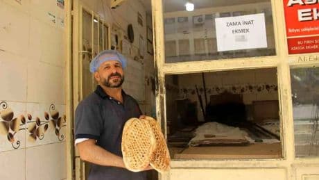 Diğer esnaflar zam yaptı, o sitem ederek indirime gitti! 12 liralık ekmek sadece onda indirimli satılıyor…