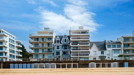 Un habitant de La Baule veut empêcher la construction de la piscine de son voisin qu’il juge trop contemporaine