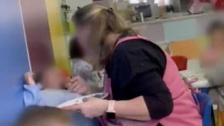 La guardería de los horrores de Torrejón: graban a una cuidadora maltratando a un bebé para que coma
