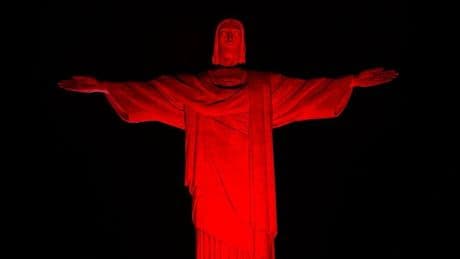 Nachts in Rio de Janeiro - Christus-Statue im Bayer-Rot