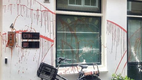 Kantoor CIDI in Den Haag beklad met rode verf