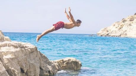 Balıklama atlamayın felç kalabilirsiniz!