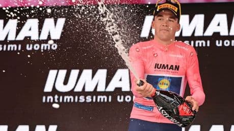 LIVE Giro d’Italia - etappe 2: Joshua Tarling topfavoriet voor tijdrit, maar wie pakt het roze?