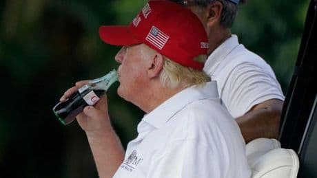 El sinsentido de la nueva fórmula de la Coca-Cola de Trump: cambia un azúcar por otro pero es igual de malo