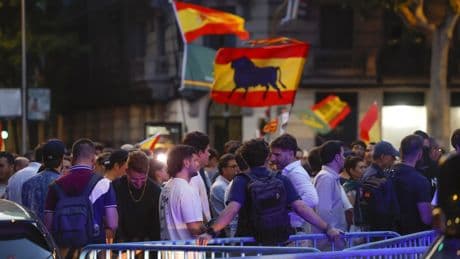 Cientos de personas protestan en Ferraz: &quot;Sánchez, a prisión!&quot;