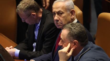Kogelwerende koffers, vesten en nieuwste snufjes: de ’ongekende’ beveiliging voor Benjamin Netanyahu