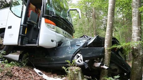 Handbremse nicht richtig angezogen - Bus rollt von Parkplatz und reißt Autos mit sich
