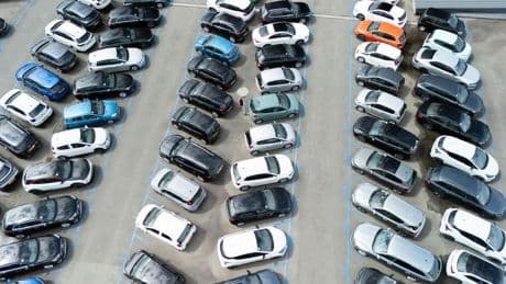 Auto's zijn grijs, bruin en zwart: waar zijn de vrolijke kleuren gebleven?