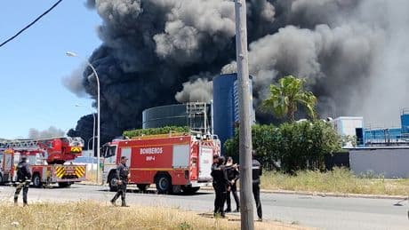 Gran incendio en una planta química de Alcalá de Guadaíra