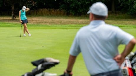 „No dogs, no women“: Ist Golf nur ein Sport für alte Männer?