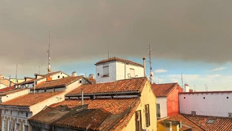 El incendio de Méntrida avanza hacia Madrid en forma de nube negra y amenaza el sur de la capital