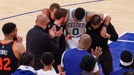 NBA : grosse inquiétude à Boston après la blessure de Tatum, en larmes et évacué en fauteuil roulant