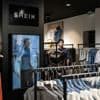 Fast fashion : "Quand on achète un tee-shirt à 5 euros, on jette son argent par les fenêtres", estime l'Institut français de la mode