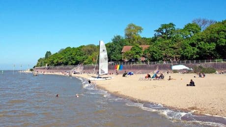 Urlaub ab Bremen: Küstenort Varel-Dangast – kleinste Kneipe Deutschlands