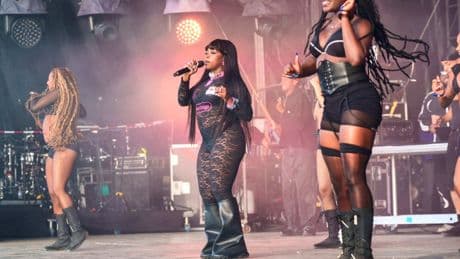 À la Fête de l’Humanité, Théodora électrise le public avec un concert pétillant et engagé