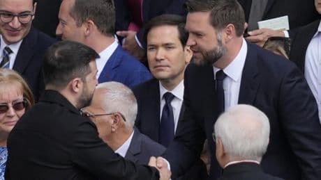 Zelenski y Vance se dan la mano en la misa de León XIV tras su enfrentamiento en la Casa Blanca