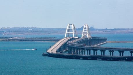 Laut Kreml-Angaben: Krim-Brücke getroffen, aber nicht beschädigt