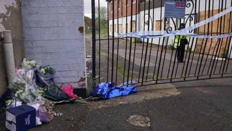 Tiener dood aangetroffen na brand Engeland: 14 kinderen opgepakt
