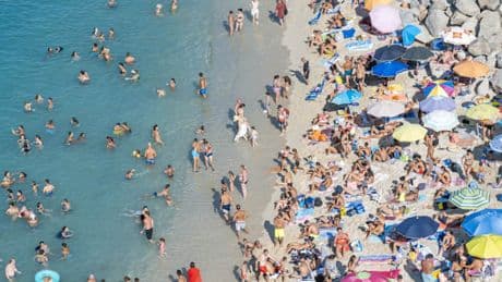 Bußgeld fürs Rumsitzen, Reservierung für den Strand – So kämpft Europa gegen Touristenschwemme
