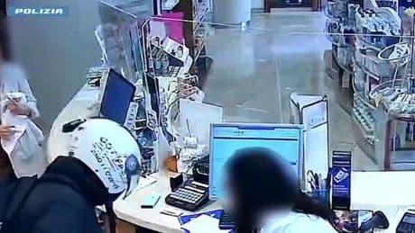 Si finge un turista e rapina una farmacia: arrestato 46enne