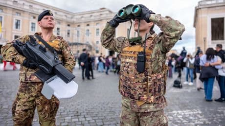 Scharfschützen, Eurofighter, Zerstörer - Heute ist der Petersplatz der sicherste Ort der Welt