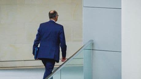 Friedrich Merz: Der Kanzler auf Weltreise - und auf der Flucht vor der Innenpolitik