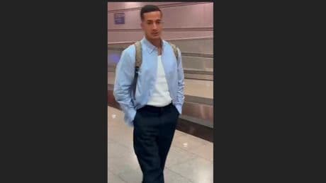 Spielt er bald Bundesliga?  - Real-Legende am Düsseldorfer Flughafen gesichtet