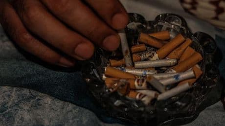 “Des échoppes de thé aux tumeurs” : l’Inde a un énorme problème avec le tabac