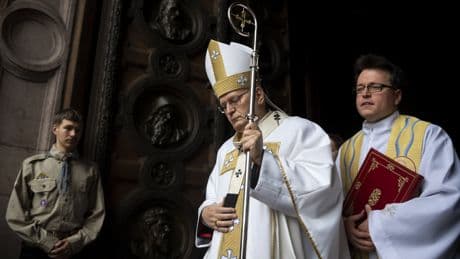 El primado de Hungría, un papable erudito y moderado para revertir el legado de Francisco