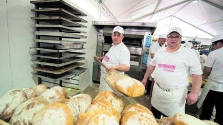 Il "pane in piazza": le nozze con l'olio