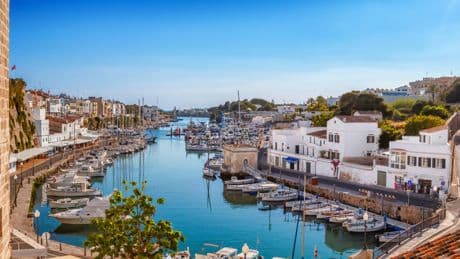 Que faire à Minorque, l'île préservée des Baléares : plages, activités... Notre guide de voyage