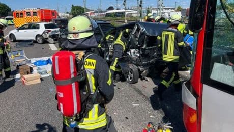 A59 bei Bonn: Linienbus rast in Autos auf Autobahn, 21 Menschen verletzt