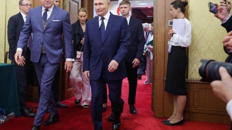 La otra 'oveja negra' de la UE viaja a China como Putin para rendir pleitesía a Xi y recuperar el gas perdido de Rusia