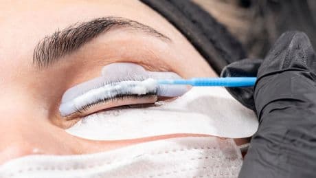 Wimpernverlängerung und Co.: Vor diesen Eingriffen warnen Ärzte