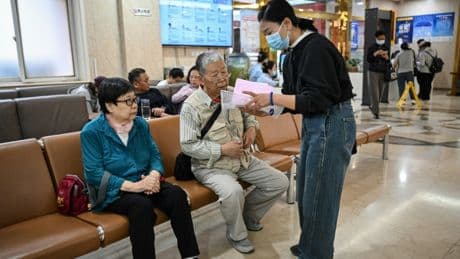 Chine : l'explosion du métier d'accompagnateur médical face aux défis du système de santé