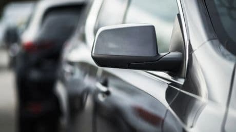 El motivo por el que algunos conductores cubren los retrovisores con una bolsa