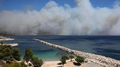 Un incendio obliga a cerrar el aeropuerto de Marsella y confina a miles de personas en casa