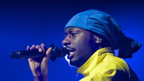 Le rappeur Tiakola célèbre les Jeux de Paris à La Courneuve lors d’un concert marqué par de nombreux débordements
