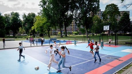 Even weg uit de zomersleur in de hoogbouw: kinderen maken verhaaltjessommen en taco’s op de zomerschool