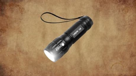 4,5/5 avec plus de 40 000 avis : cette lampe torche puissante est à moins de 12 euros