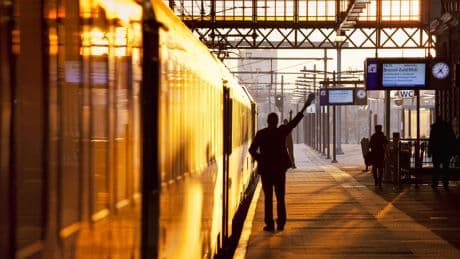 Conducteur Marjan (62) werd mishandeld door passagier: ’Zonder een woord kreeg ik een vuistslag in mijn gezicht’