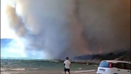 Villasimius: incendio vicino alla spiaggia, bagnanti evacuati via mare. Soccorritori: "Vento inaudito"