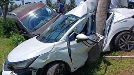 Antalya'da ortalığı savaş alanına çeviren kaza! 4 araç birbirine girdi, 2 polis yaralandı