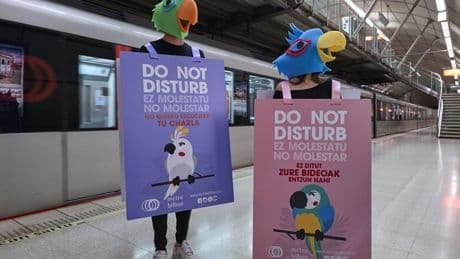 Loros y cotorras para pedir a los viajeros del metro que no molesten