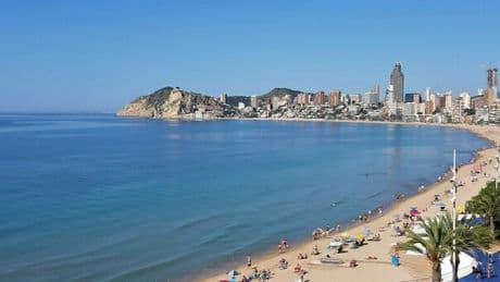 Benidorm, da meta turistica amata dagli inglesi a città fantasma. Su TikTok la denuncia di un utente: «É tutto morto». Cosa è successo