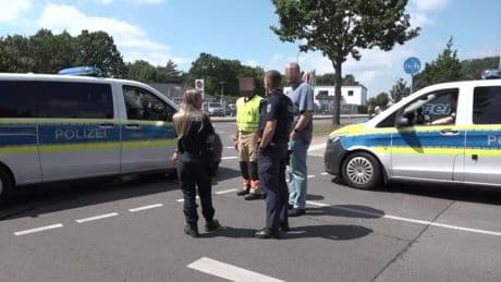 142 Menschen in Sicherheit gebracht - Mann mit Panzerfaustgranate vor Supermarkt